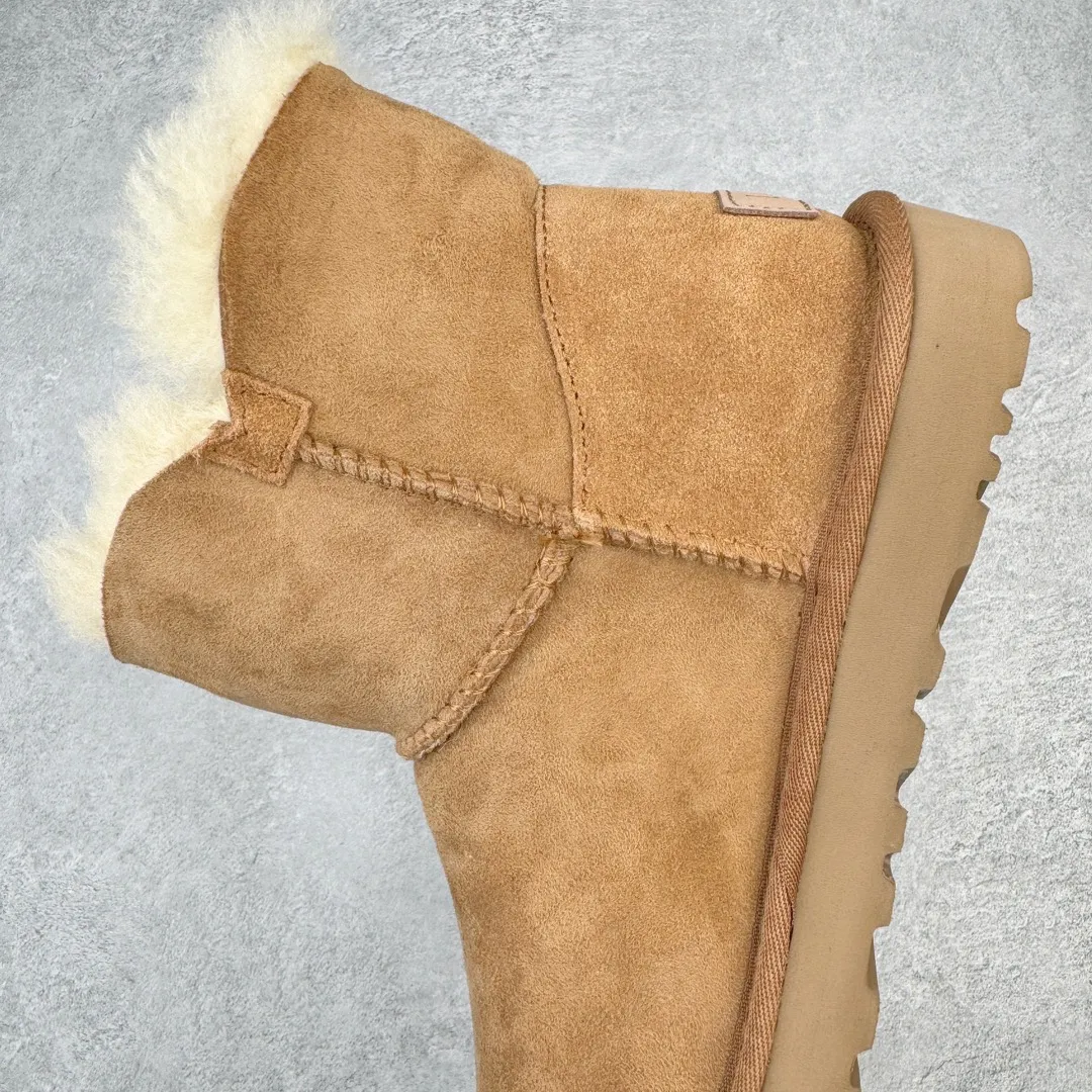 Pick up locally💰520 UGG 6422 Classic wooden buckle autumn and winter sheep fur integrated snow boots. All shoes are made from the same factory as ZP. Longfeng A-grade Australian imported sheep fur integrated women's boots. Brand OEM production line. Fully follow the ZP process. OEM original pattern maker. Adhering to the principle of no original shoes and no development selection. Pay attention to every detail. The most authentic version on the market. TREADLITE "Light Wing" technology outsole. Lightweight/durable/flexible/pile size: 35 36 37 38 39 40 Coding: by2936090